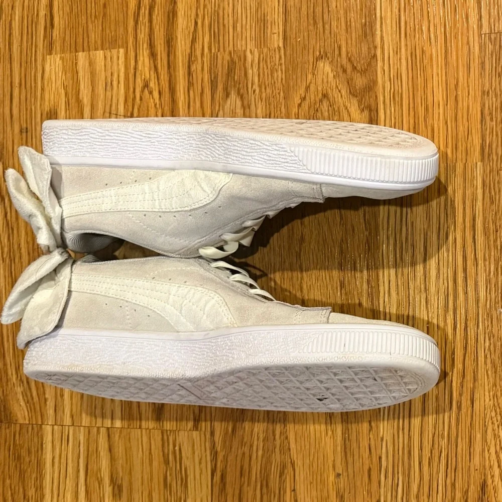 Puma Cream Suede Back Bow Metallic Sneakers Size 9